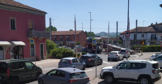 Ad Alba l’appello di corso Bra: "Un intero quartiere è ormai ostaggio dei passaggi a livello" Ad Alba l’appello di corso Bra: "Un intero quartiere è ormai ostaggio dei passaggi a livello"