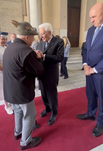 L'Alpino Giuseppe Falco (102 anni) stringe la mano al presidente della Repubblica Sergio Mattarella