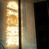 La luce del sole filtra tra le bifore dell'Abbazia di Staffarda