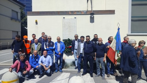 All'Alstom di Savigliano deposta una corona per gli operai della Resistenza [FOTO]