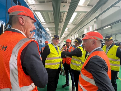 Il ministro Tommaso Foti in visita allo stabilimento Alstom di Savigliano