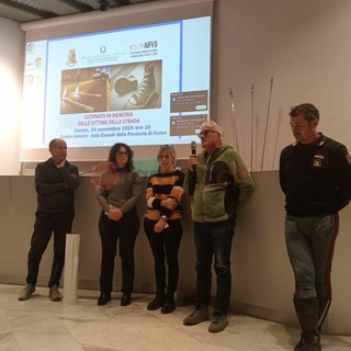 Immagine di un incontro al Centro Incontri della Provincia di Cuneo dell'Associazione italiana Familiari e Vittime della Strada della provincia di Cuneo, guidata da Aldo Abello e il segretario Valter Aimar