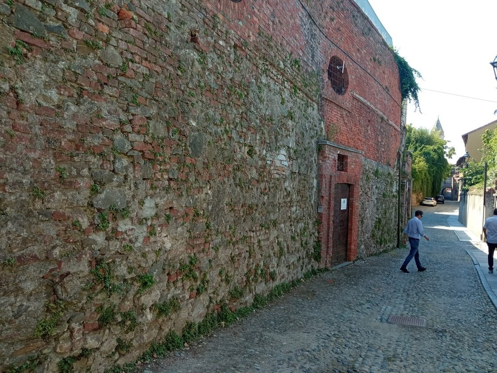 L'esterno del vascone di via Tapparelli L'esterno del vascone di via Tapparelli