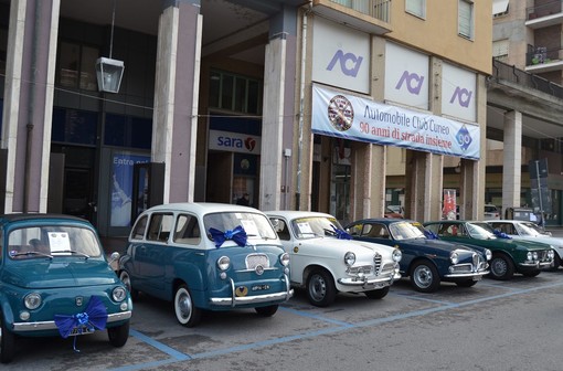 Alcune auto storiche di fronte alla sede dell’Autombile Club Cuneo in occasione dei 90 anni dell’ente