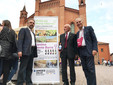 L'assessore comunale Scavino e Massimo Corrado allo stand del progetto promoso da Amses