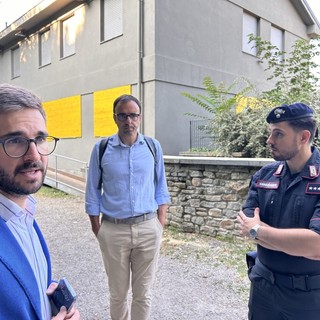 Il sindaco Gatto, qui col suo assessore Davide Tibaldi e il comandante della Compagnia Carabinieri, capitano Giuseppe Santoro, dopo lo sgombero della palazzina prospiciente alla stazione ferroviaria Il sindaco Gatto, qui col suo assessore Davide Tibaldi e il comandante della Compagnia Carabinieri, capitano Giuseppe Santoro, dopo lo sgombero della palazzina prospiciente alla stazione ferroviaria