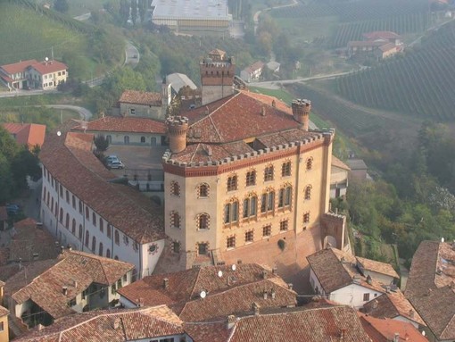 Una veduta dall'alto di Barolo Una veduta dall'alto di Barolo