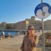 Il cartello Obbligatorio baciarsi a Le Castella (Crotone)