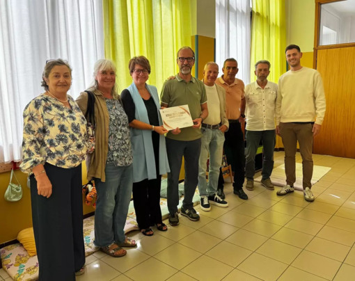 La consegna dell'attestato di ringraziamento a Mauro Manfredi da parte della Giunta borgarina e dei responsabili degli uffici comunali La consegna dell'attestato di ringraziamento a Mauro Manfredi da parte della Giunta borgarina e dei responsabili degli uffici comunali