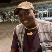 Abdu Dian: il venditore semegalese conosciuto come "Blu"