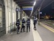 La Polizia Locale di Bra durante un controllo di routine in stazione