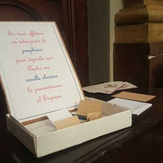 La scatola delle intenzioni di preghiera nella chiesa delle Clarisse, a Bra