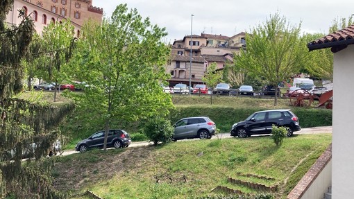 Nelle immagini scattate dall'Odp Tutela Paesaggio auto parcheggiate nelle strade del paese a fronte di un scarso utilizzo dei nuovi spazi a parcheggio realizzati dal Comune