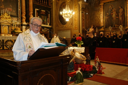 Don Michele Bruno in orazione nella chiesa dei Battuti Neri, a Bra