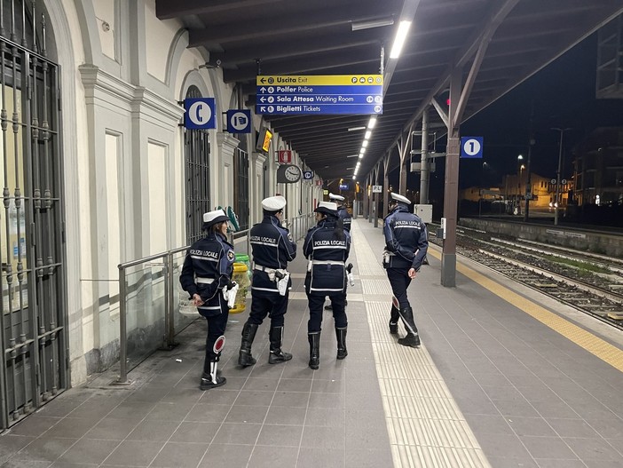 La Polizia Locale di Bra durante un controllo di routine in stazione