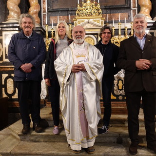 Nella foto gli animatori del gruppo di preghiera e consorelle dei Battuti Neri nella chiesa di San Giovanni Battista Decollato, a Bra
