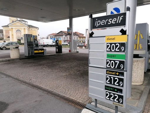 Aspettando il taglio delle accise, anche a Cuneo si abbassa il prezzo dei carburanti