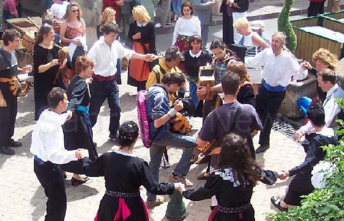 A Mondovì un corso base di balli occitani A Mondovì un corso base di balli occitani