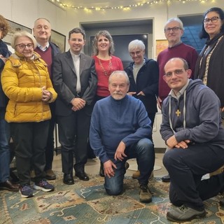 In foto don Marco Panero con gli amici del Caffè letterario di Albedo