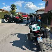 Bra, Scontro violento in strada Bria: un’auto si ribalta dopo l’impatto con un veicolo in sosta
