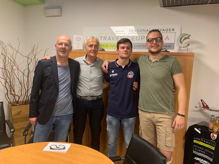 Da sx: il ds Paolo Brugiafreddo, Ezio Barroero di Lab Travel, Simone Giordano e il presidente di Cuneo Volley Gabriele Costamagna