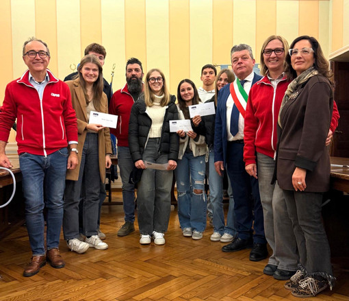 Dogliani, consegnate le Costituzioni ai neo diciottenni e le borse di studio Avis Dogliani, consegnate le Costituzioni ai neo diciottenni e le borse di studio Avis