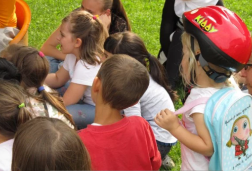 Festa di fine anno per la scuola dell'infanzia di Carrù: canti e balli all'Ala Borsarelli