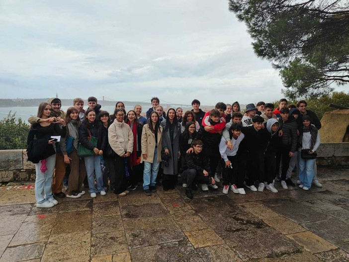 classi 5KL e 5S del liceo scientifico sportivo " Bodoni" in gita a Lisbona classi 5KL e 5S del liceo scientifico sportivo " Bodoni" in gita a Lisbona