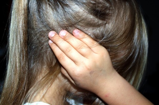 Violenza sessuale sulla figlia di quattro anni: trentenne condannato a quattro anni e nove mesi di reclusione