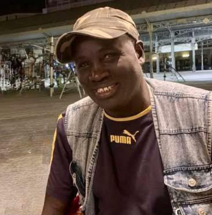 Abdu Dian: il venditore semegalese conosciuto come "Blu"