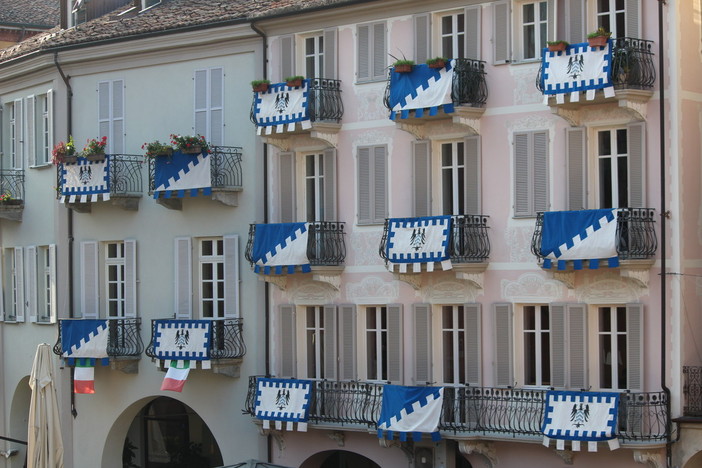 Ad Alba una cerimonia per la consegna delle bandiere ai Borghi Ad Alba una cerimonia per la consegna delle bandiere ai Borghi