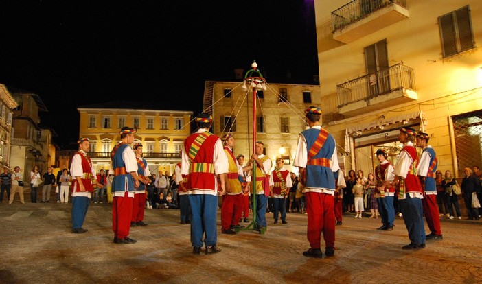 Castelletto Stura porta il Bal del Sabre in piazza Caduti della Libertà a Bra