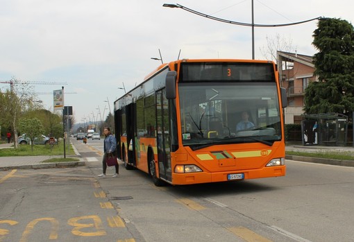 Alba: autobus straordinari per i cimiteri di via Ognissanti e Mussotto Alba: autobus straordinari per i cimiteri di via Ognissanti e Mussotto