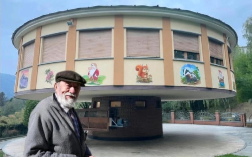 Michele Beltramone davanti alla sua "casa che gira" Michele Beltramone davanti alla sua "casa che gira"