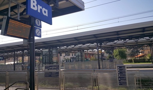 Bra, aggressione al capotreno sul treno per Alba: ferito e corsa cancellata