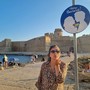 Il cartello Obbligatorio baciarsi a Le Castella (Crotone)