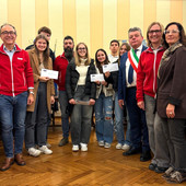 Dogliani, consegnate le Costituzioni ai neo diciottenni e le borse di studio Avis Dogliani, consegnate le Costituzioni ai neo diciottenni e le borse di studio Avis