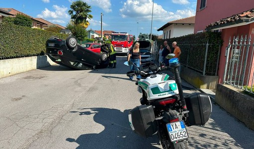 Bra, Scontro violento in strada Bria: un’auto si ribalta dopo l’impatto con un veicolo in sosta