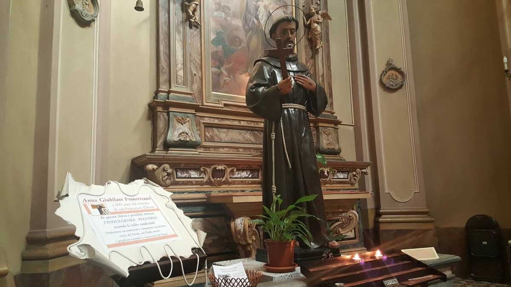 In foto statua di san Francesco, chiesa delle Clarisse, a Bra In foto statua di san Francesco, chiesa delle Clarisse, a Bra