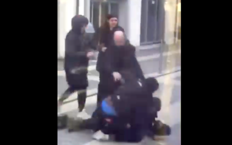 Un momento dell'aggressione verificatasi alla stazione ferroviaria di Bra lo scorso 15 gennaio