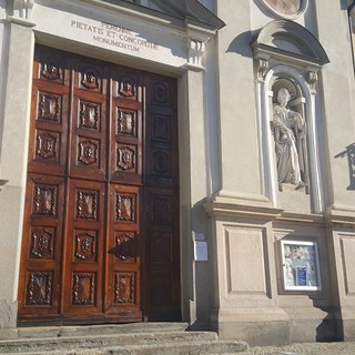 In foto i portoni restaurati della chiesa dei Battuti Bianchi, a Bra