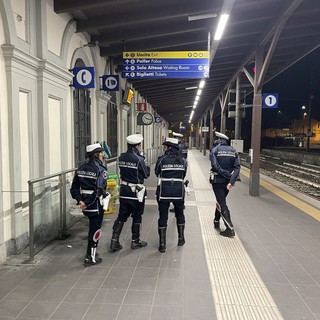 La Polizia Locale di Bra durante un controllo di routine in stazione