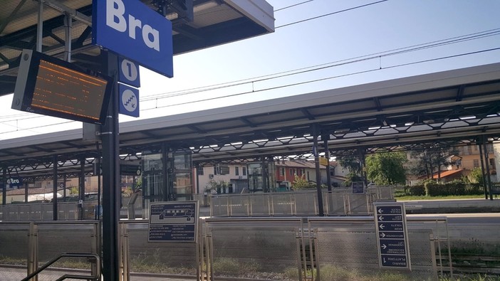 Dopo l’aggressione di un capotreno Bra torna a chiedere la riapertura di un presidio Polfer in stazione