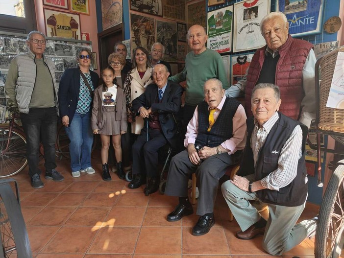 Bra, grande festa per l'associazione Museo della bicicletta presieduta da Luciano Cravero Bra, grande festa per l'associazione Museo della bicicletta presieduta da Luciano Cravero