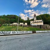 Gli striscioni apparsi a Brondello lo scorso aprile per protestare contro il Cas Gli striscioni apparsi a Brondello lo scorso aprile per protestare contro il Cas