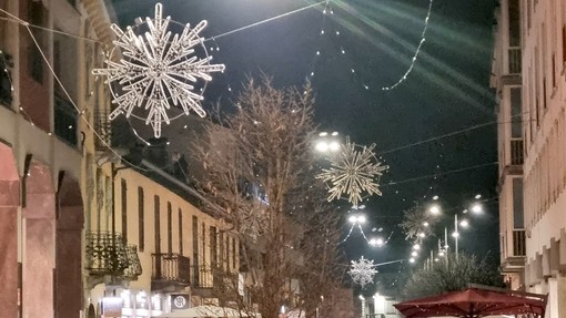 Luminarie spenta in via Principi di Piemonte, a Bra