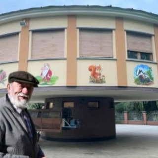 Michele Beltramone davanti alla sua "casa che gira" Michele Beltramone davanti alla sua "casa che gira"