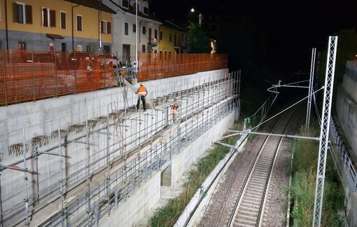 I lavori per la copertura dei binari presso il ponte di via Isonzo