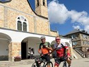 Beppe Costamagna con il figlio Silvio davanti al Santuario di Sant'Anna di Vinadio Beppe Costamagna con il figlio Silvio davanti al Santuario di Sant'Anna di Vinadio