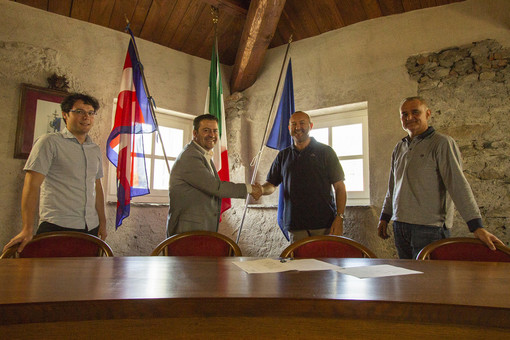 La firma dell'accordo tra Comune e società Iscat
